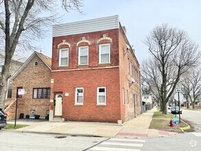 Building Photo - 3759 S Union Ave
