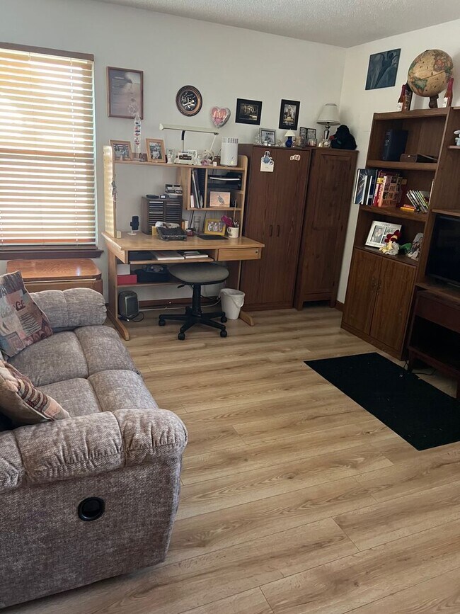 Building Photo - BEAUTIFUL HOME WITH GARAGE AND WOOD BURNING FIREPLACE