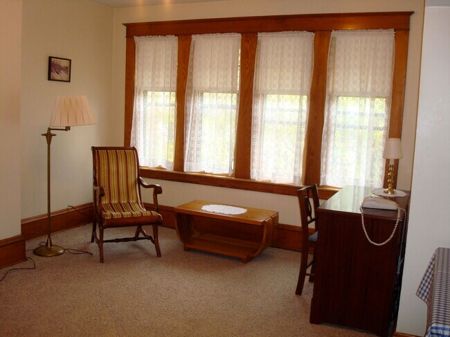 den/study - 207 N 3rd St