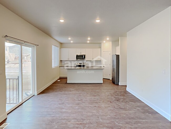 Foto del edificio - 2431 E Frontier St