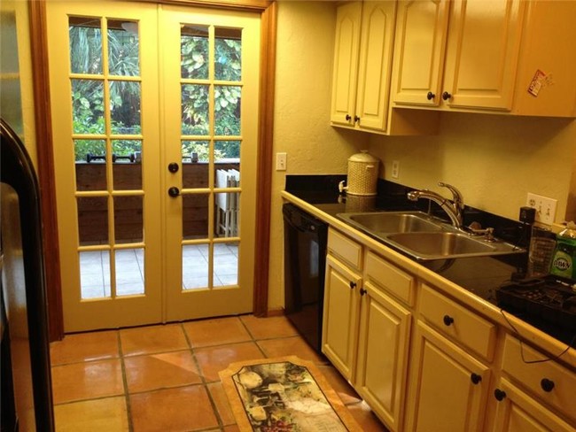 Building Photo - 904 Pompano Dr