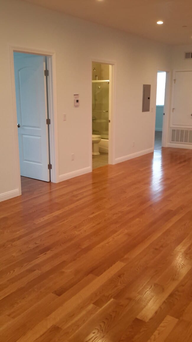 Building Photo - 613 4th Ln
