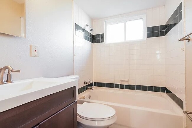 Building Photo - 2285 Pheasant Dr