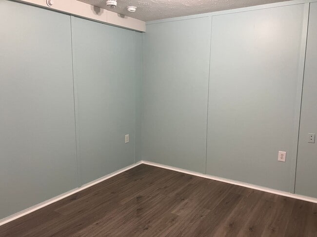 Building Photo - Single wide trailer on block foundation - ...