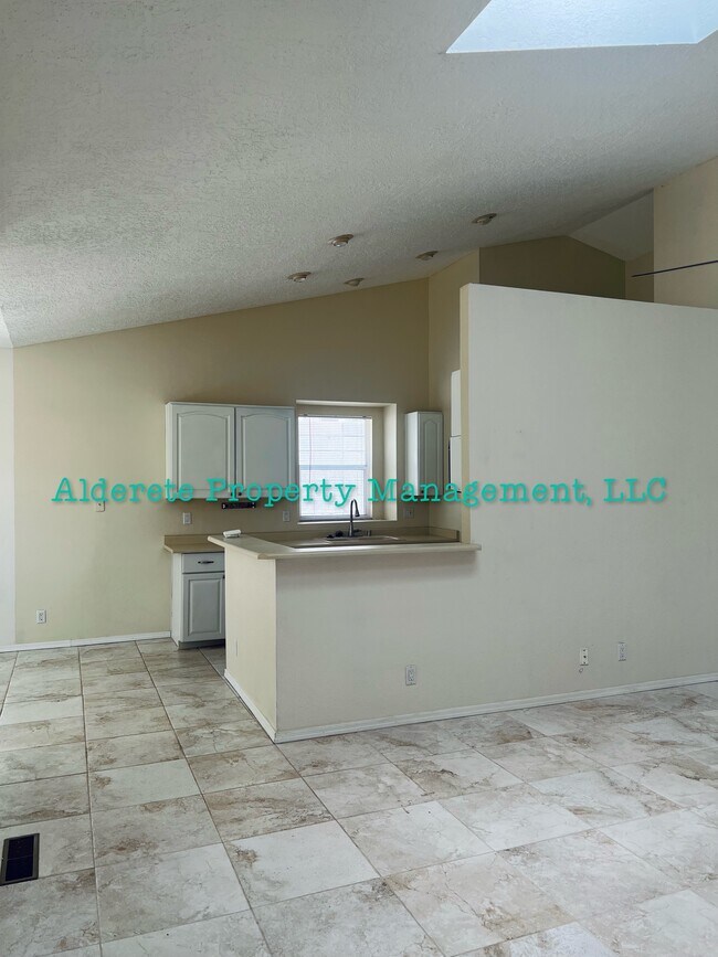 Foto del edificio - 1511 Mimbres Canyon Pl NE