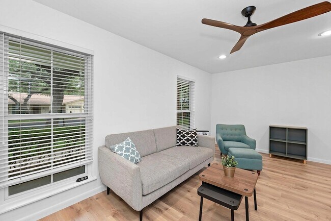 Foto del edificio - 8806 Ridgehill Dr