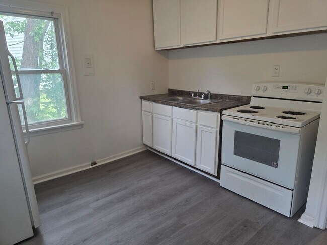 Foto del edificio - Updated 4-Bedroom, 1-Bathroom Home with Garage & Basement – $1,425/Month | Accepting Section 8