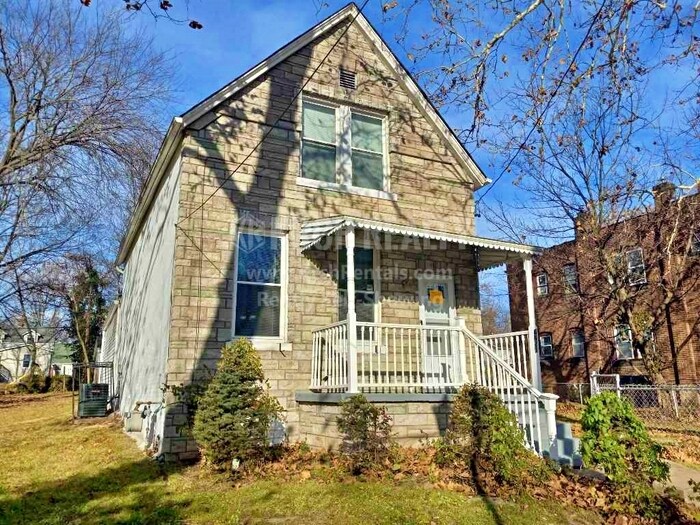 Spacious 3 bedroom, 1 bathroom home!! House for Rent in University