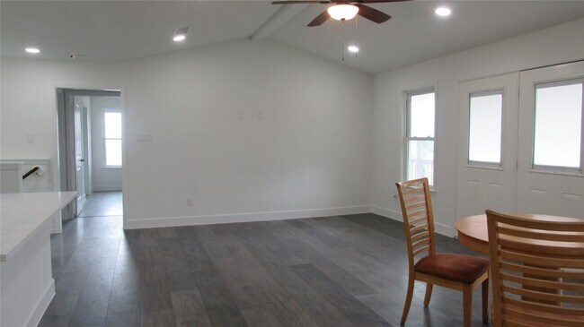 Foto del edificio - 365 Deep Woods Ln