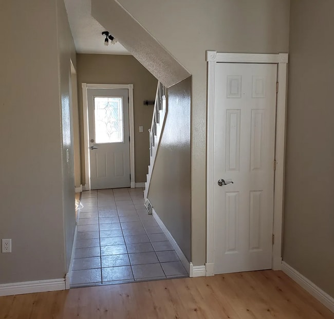 Pasillo desde la puerta principal - 709 N Rowley St