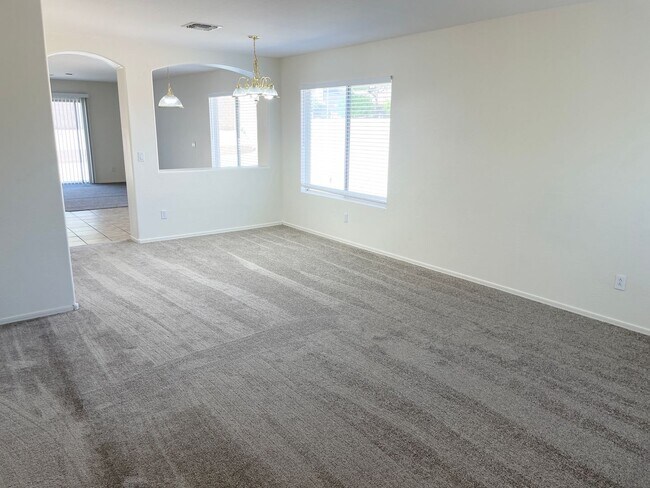 Foto del edificio - Fantastic 4 Bedroom Single Level Home in B...