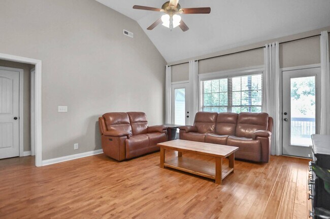 Building Photo - Pet Friendly Three Bedroom with Bonus!