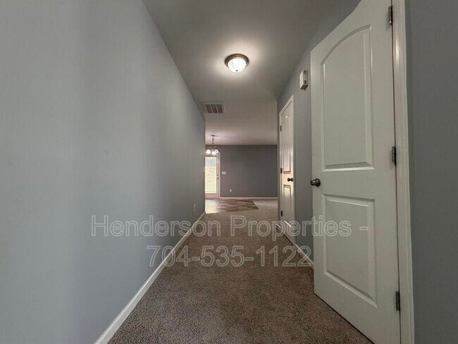 Foto del edificio - 9025 Sharpes Cir