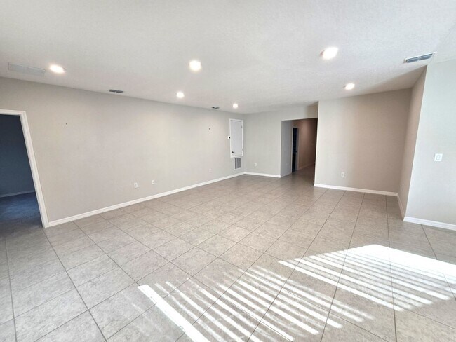 Foto del edificio - Stunning 4 bedroom, 2-bathroom home