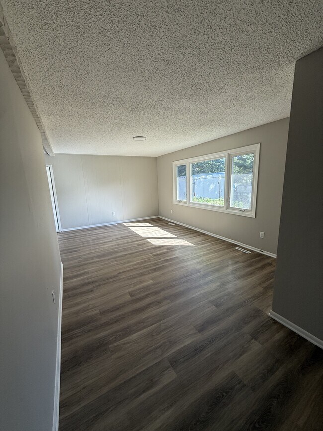 Building Photo - 14881 Circle Dr