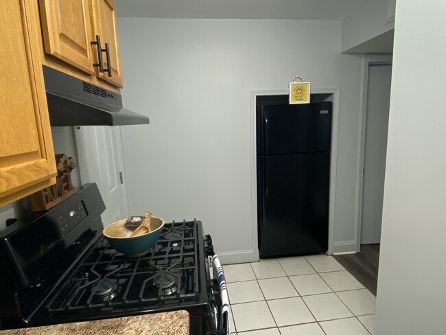 Building Photo - 144 Alexander St