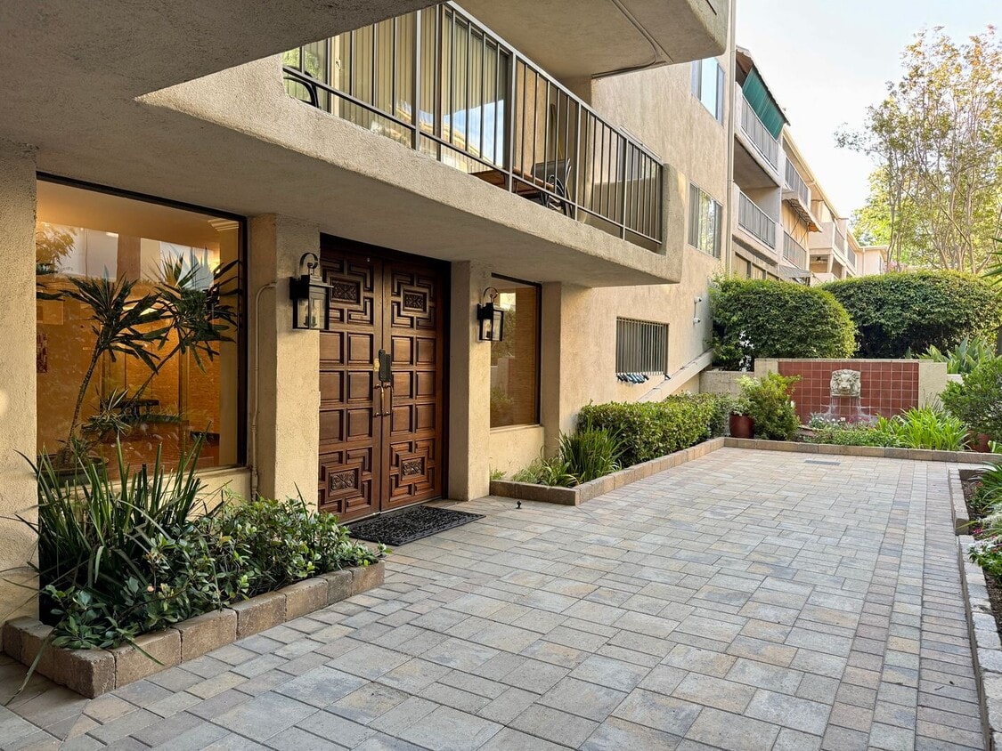 Primary Photo - Large 2 bed 2 bath
