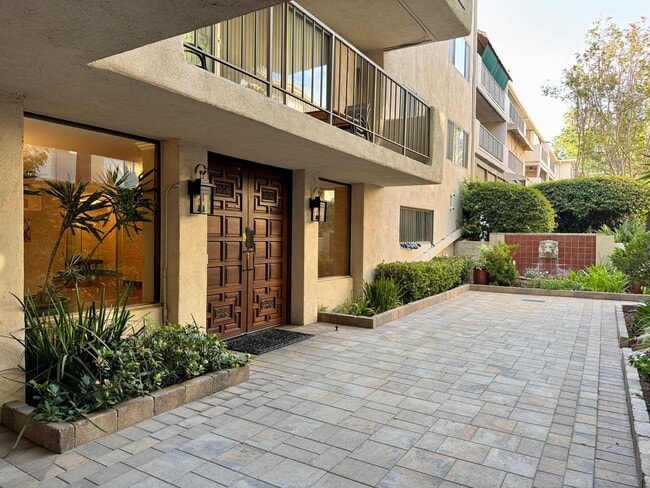 Building Photo - Large 2 bed 2 bath