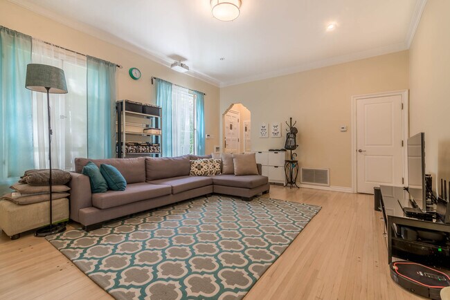 Building Photo - 356 S Doheny Dr