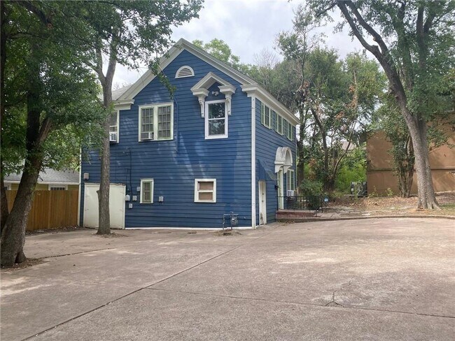 Building Photo - 3303 Duval St