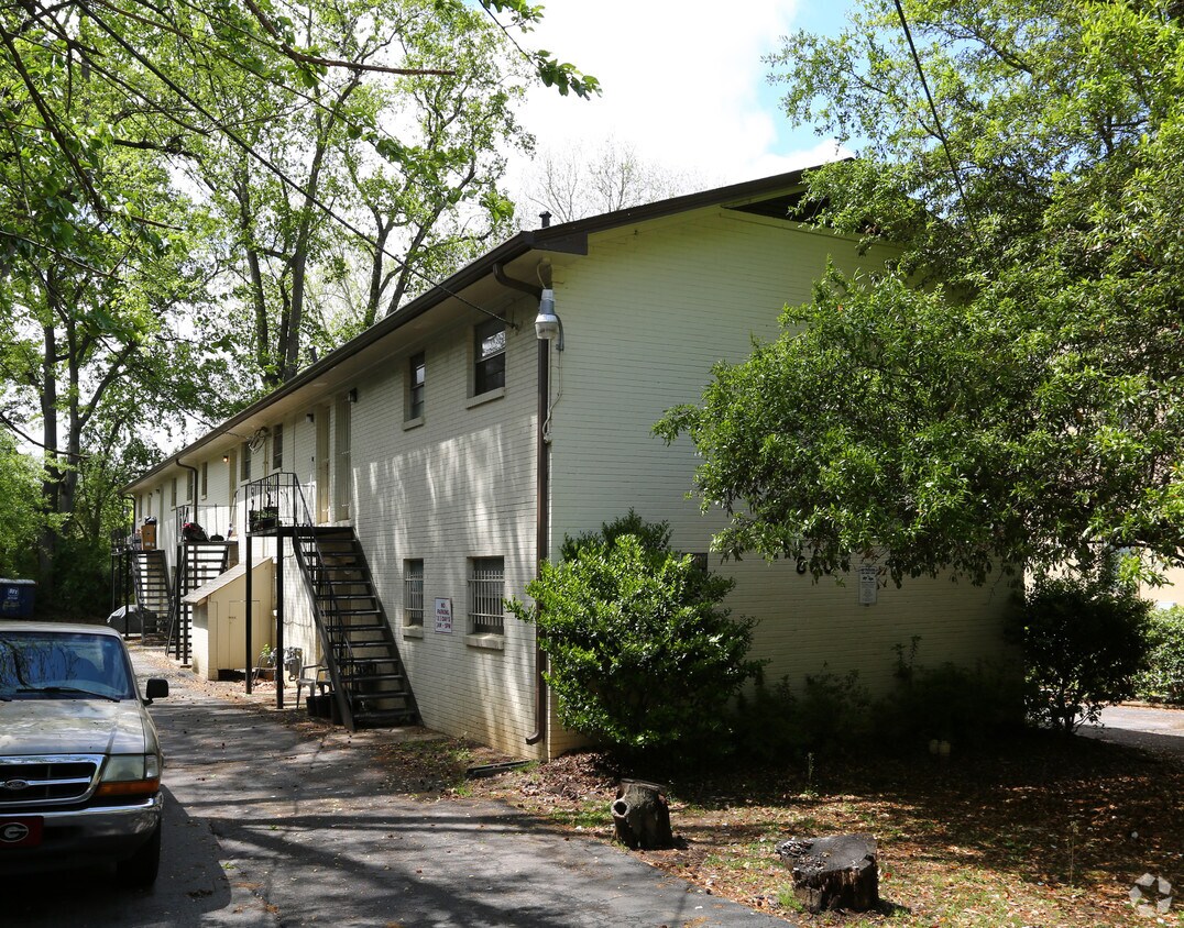 Building Photo - 860 Monroe Dr