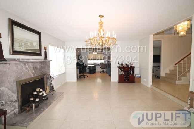 Foto del edificio - Spacious 4-Bed, 3-Bath Home with Unique Fe...