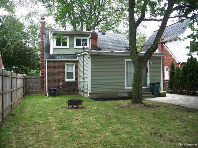 Building Photo - 2935 N Vermont Ave
