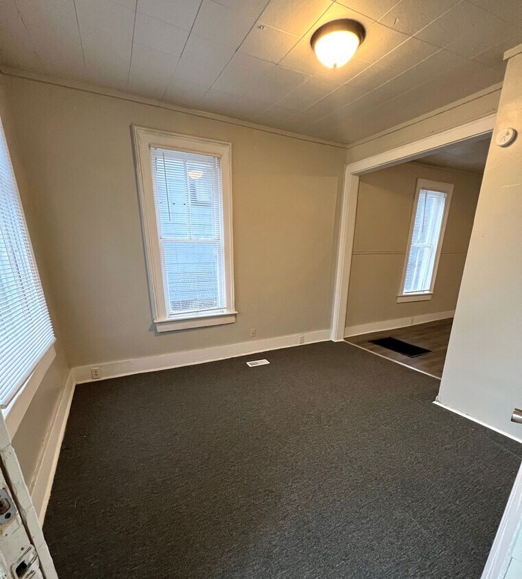 425 SW Taylor St Unit 425 1, Topeka, KS 66603 Room for Rent in