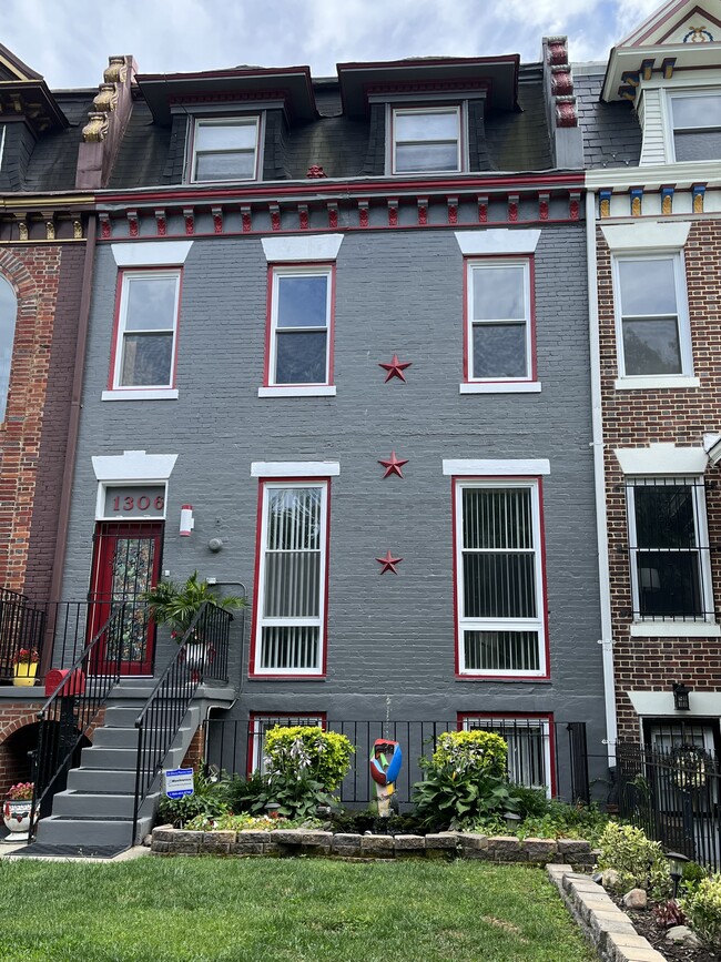 Building Photo - 1306 Kenyon St NW