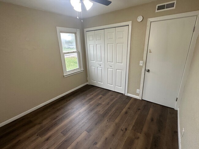 Dormitorio 2 - 2037 E 31st St