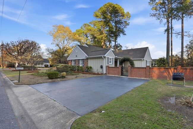 Building Photo - 1700 E Mulberry St