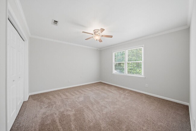Foto del edificio - Beautifully Crafted 4BR Home with Sunroom, Office & Prime Location Near Downtown Hickory!