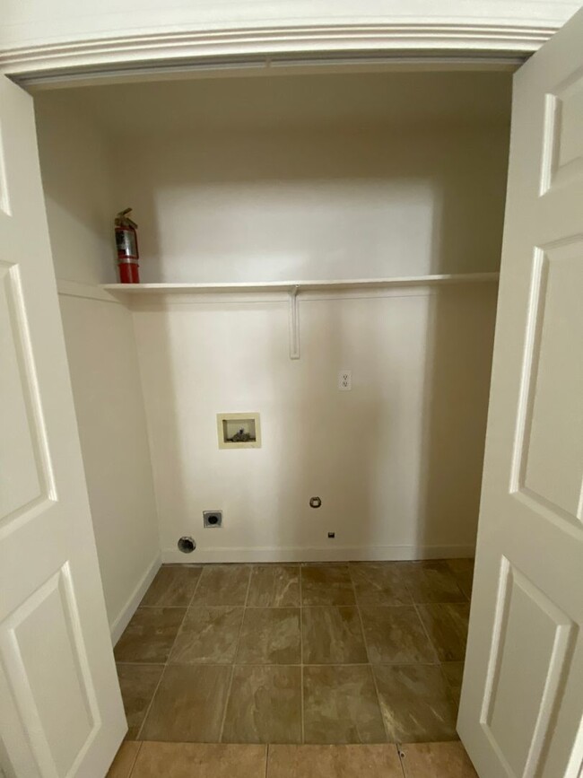 Building Photo - 3 Bed, 1 Bath Apartment w/ 1-Car Garage - ...