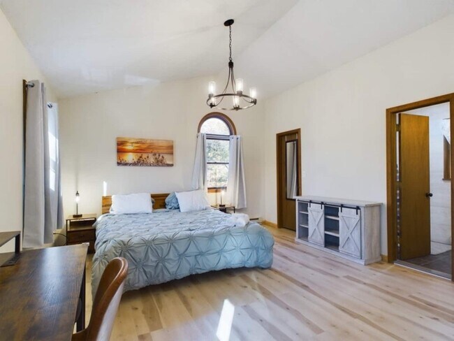 Building Photo - 206 Orono Dr