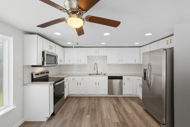 Foto del edificio - 8524 Dandy Ave