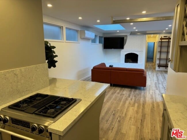 Foto del edificio - 1636 N Beverly Glen Blvd