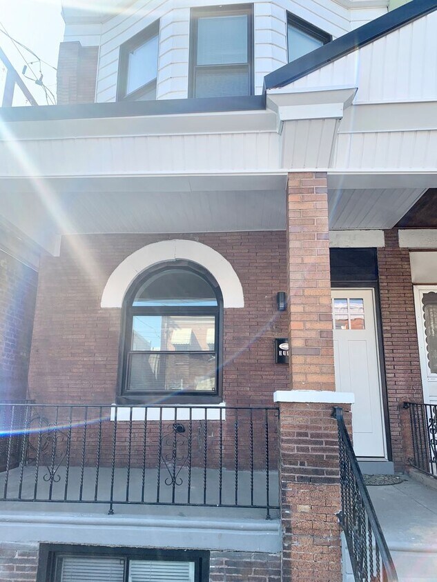 Primary Photo - Newly Renovated 3-Bedroom Townhome in Port...