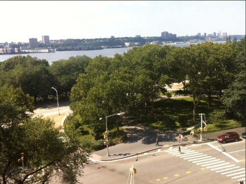 Foto del edificio - 227 Riverside Dr