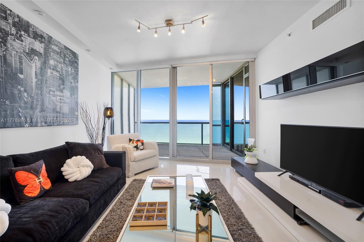 Primary Photo - 17121 Collins Ave