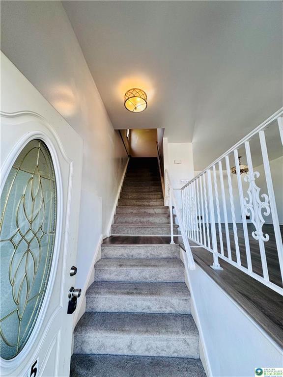 Building Photo - 235 Vista Dr