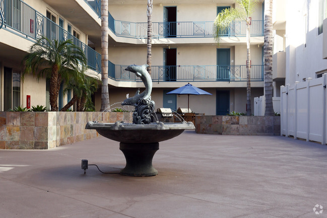 Courtyard - Del Rey Club Apartments