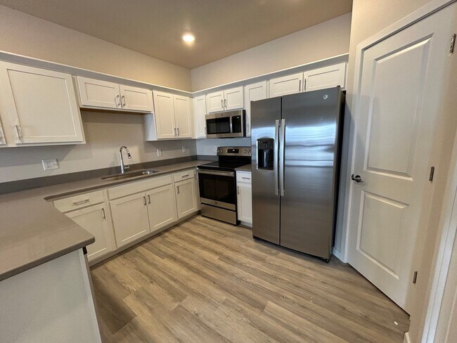 Foto del edificio - $1250 | 2 Bedroom, 2 Bathroom Condo | No P...