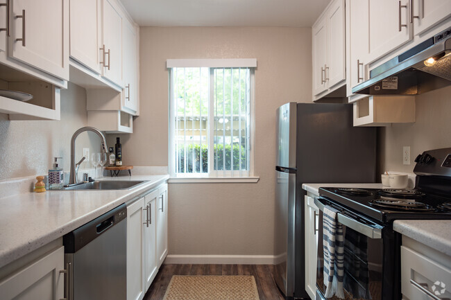 2BR, 1BA - 820SF - Kitchen - Quail Run