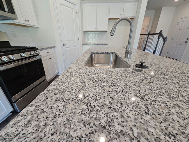 Building Photo - Like New End-Unit townhome in Monroe!