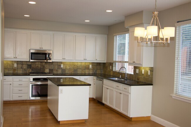 Building Photo - 925 Oak Brook Way