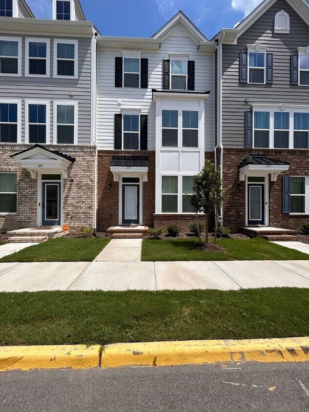 Foto principal - Spacious 4-Bedroom Townhome with Garage & ...