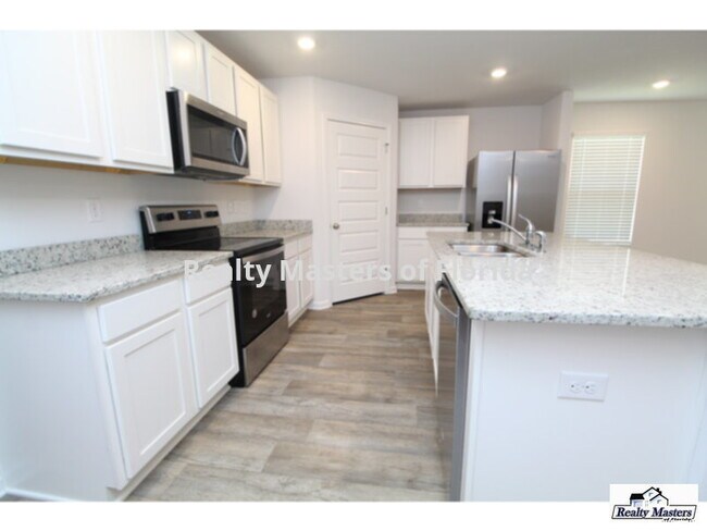 Building Photo - Newer 3 bedroom 2 bathroom in Beulah ~ Dog...