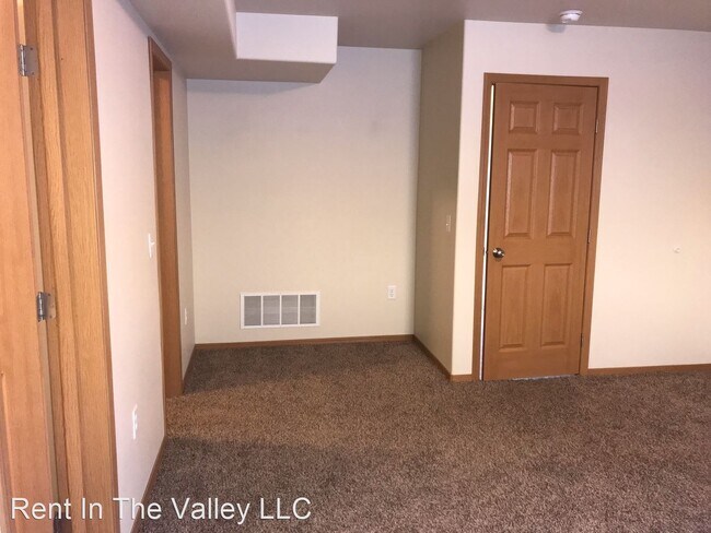 Building Photo - 5635 S Irwin Dr