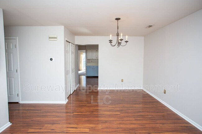 Foto del edificio - 125 Crosley Dr