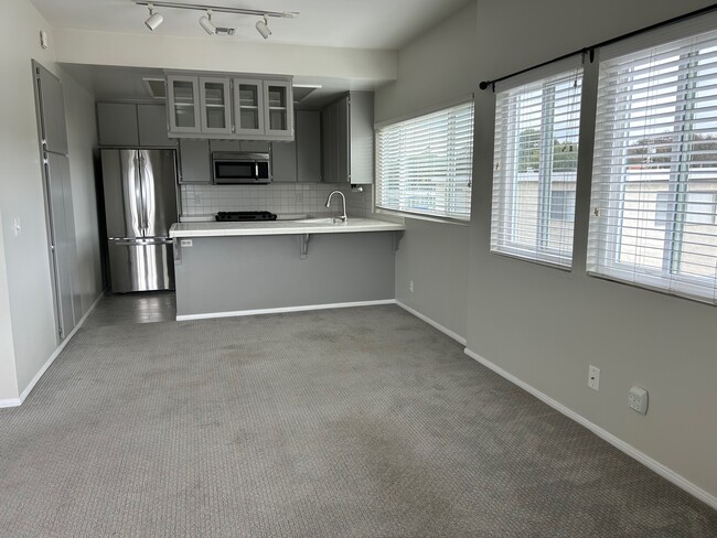 Living area towards kitchen - 3222 Morningside Dr